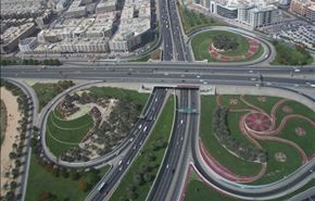 بالفيديو؛ سائق شاحنة محترف يقودها باتجاه خاطئ