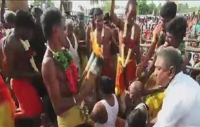 فيديو؛ تكسير جوز هند على رؤوس متدينين متحمسين في تاميل