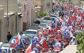 البحرينيون يحيون ذكرى الاستقلال والنظام يقمع المتظاهرين+صوروفيديو