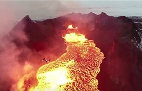بالفيديو.. لقطات مذهلة لبحيرة من الحمم البركانية