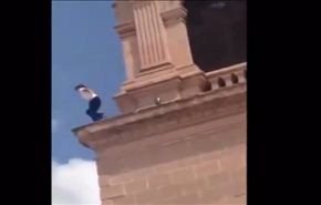 فيديو صادم لانتحار فتاة من أعلى كنيسة