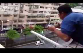 بالفيديو.. رجل يصطاد السمك من شرفة منزله