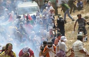 إصابة عشرات الفلسطينيين بالاختناق بقمع الاحتلال مسيرة بلعين