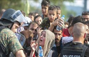 الشرطة المقدونية تطلق قنابل صوتية على مهاجرين غير شرعيين
