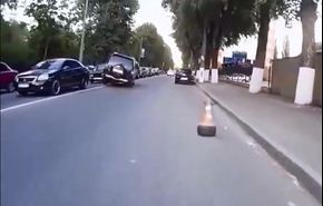 بالفيديو.. أسهل طريقة لانقلاب سيارة على الطريق!