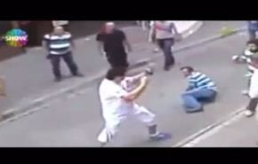 فيديو.. شخص يتشاجر مع 15رجلا باحد شوارع إسطنبول