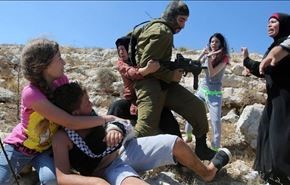 درگیری زنان و دختران فلسطینی با نظامی صهیونیست + عکس