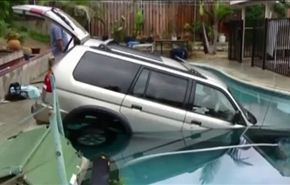 فيديو.. امرأة تسقط سيارتها في بركة سباحة