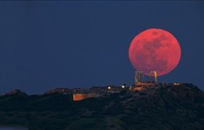 هل القمر الأحمر ينبئ بنهاية العالم آخر الشهر الحالي؟!