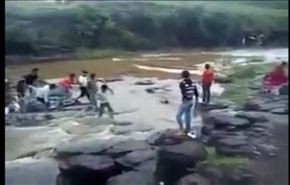 شاهد لحظة وفاة 5 أشخاص عند عبور نهر