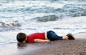 فيديو انتشال جثة الطفل السوري آيلان من البحر