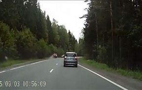 بالفيديو.. سائق يتسبب بكارثة اثناء تجاوزه للسيارات في منعطف خطير