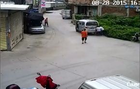 بالفيديو؛ شاهد لحظة دهس سيارة ميكروباص لرضيع صيني