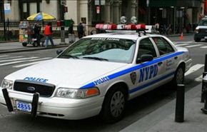 امرأة تسرق سيارة شرطة وزوجها مكبل بداخلها