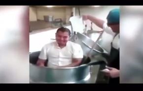 شاهد عامل مستشفى يستحم في أواني الطبخ المخصصة للمرضى!