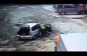 بالفيديو... ماذا فعل رجل مع لصين حاولا سرقة سيارته