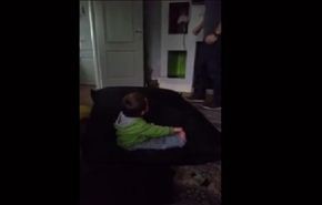 فيديو: شاهد ماذا فعل والد متهور بابنه !