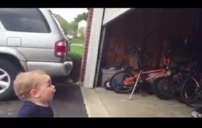 طفل يصاب باندهاش شديد لرؤيته... فيديو