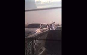 شاهد سعودي يضرب آخر بساطور اثناء التوقف عند اشارة للمرور!