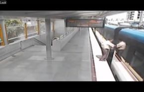 فيديو؛ أعمى ينجو من الموت بأعجوبة بعد سقوطه بين عربتي قطار!