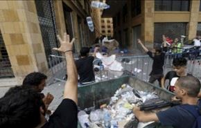 عکس؛ انبوه زباله مقابل وزارت محیط زیست لبنان