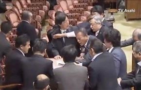 درگیری در پارلمان ژاپن به خاطر یک قانون نظامی + فیلم