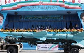 بالصور.. القوات المسلحة الايرانية تستعرض صواريخ بالستية