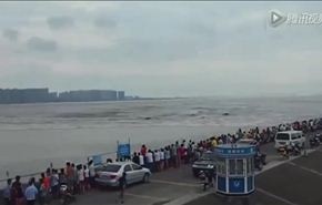 شاهد.. موجة ضخمة تطيح بالزوار على ساحل بحر الصين