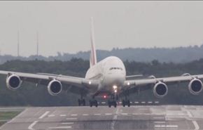 فيديو لهبوط أضخم طائرة بالعالم في ظروف جوية صعبة