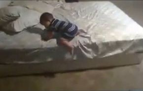 شاهد كيف نزل طفل من على السرير عبر الوسادات؟