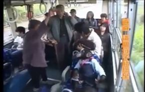 فيديو لقرد مؤدب يعطي مقعده لسيدة في الحافلة!