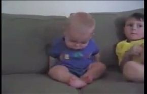 فيديو لطفل يغالب النوم بشكل طريف