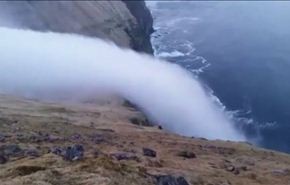 فيديو رائع جدا... الضباب يسقط كالشلال في آيسلندا
