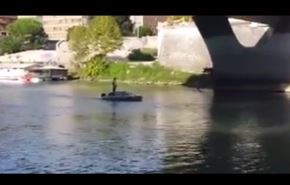 شاهد رجل يعبر بسيارته الرياضية نهر التيبر!