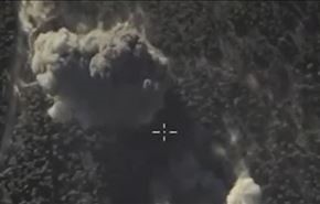 بالفيديو؛ مقاتلات روسية تدمر تجمعا لآليات لـ