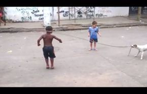 فيديو طريف لكلب يلعب مع أصحابه بالحبل