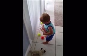 فيديو طريف لطفل يحاول جمع كرات التنس