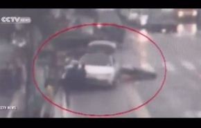 فيديو.. كيف نجى رجل من الموت تحت عجلات سيارة؟