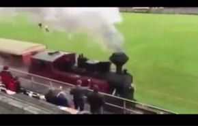 فيديو.. قطار يمر عبر ملعب كرة قدم أثناء المباراة