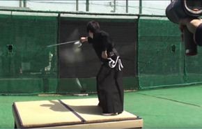 بالفيديو.. ساموراي يشطر كرة بيسبول إلى نصفين بلمح البصر