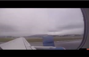 بالفيديو... سقوط أجزاء من محرك طائرة أثناء إقلاعها