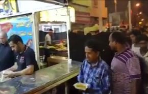فيديو/ توزيع طعام النذر على العمالة الآسيوية بالبحرين