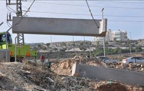 مستوطنون يقتحمون الأقصى والاحتلال يبني جدارا لعزل القدس