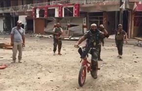 ابو عزرائیل با دوچرخه سراغ داعش می‌رود! + فیلم
