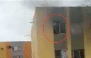 فيديو.. يقفز من الطابق الـ4 هربا من الموت محترقا!