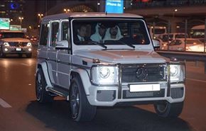 محمد بن راشد يتجول بسيارته الخاصة مع السيسي +صور