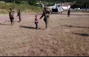 شاهد ماذا فعل طفل مع 3 جنود مدججين بالسلاح؟