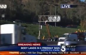 فيديو... حادث مروري يقذف برجل 20 قدما في الهواء