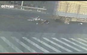 بالفيديو.. قائد دراجة ينجو من الموت دهسا تحت شاحنة ضخمة
