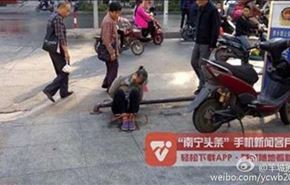 بالصور.. بائعو لحم يعاقبون لصة بطريقة غريبة في الصين